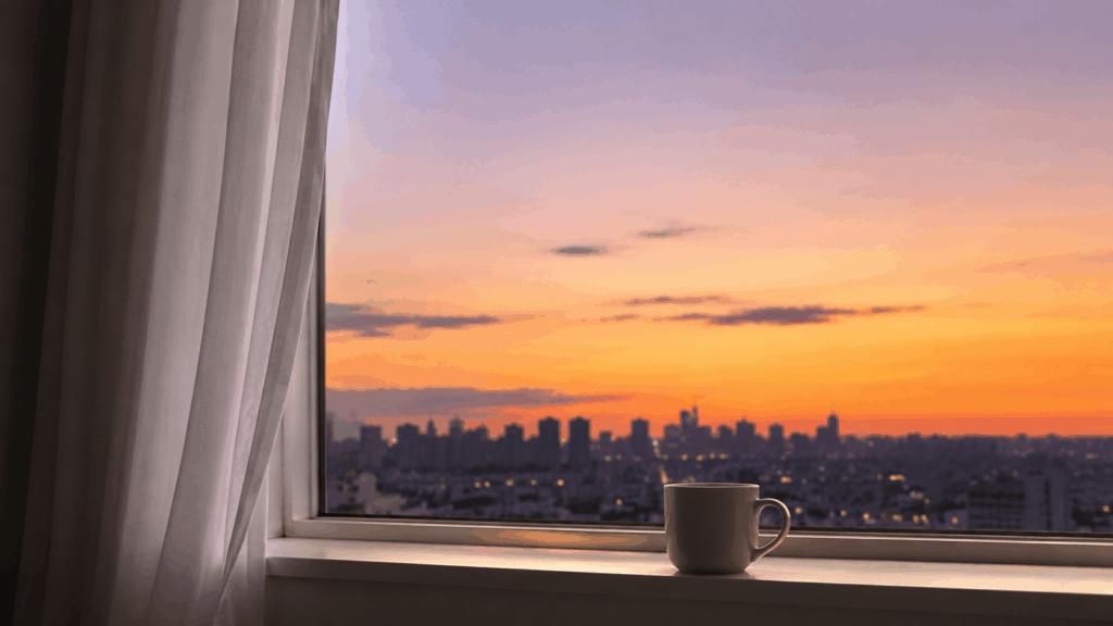 ホテル客室の窓辺・夕景抽象（特定建物含まず）