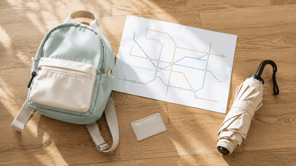 名古屋駅周辺の鉄道路線図と旅行カバンの俯瞰イメージ