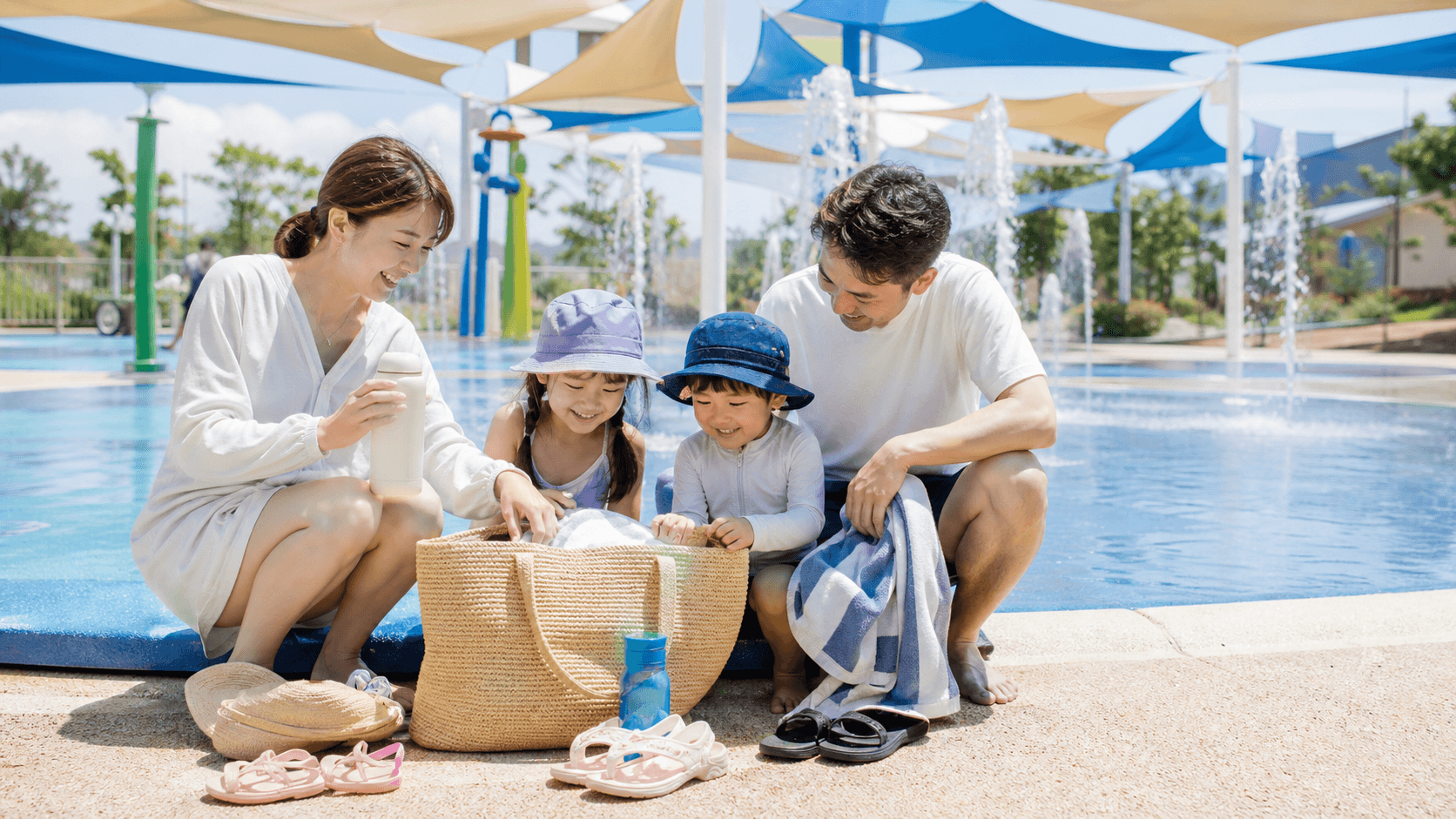 夏の水あそびエリアを楽しみにする親子のイメージ