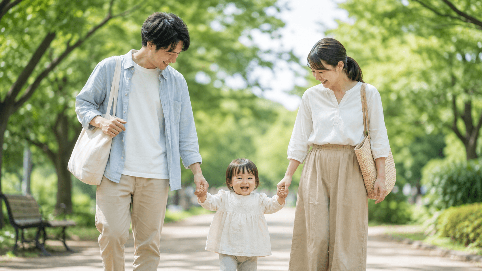 小さな子どもと一緒にテーマパークを楽しむ家族のイメージ