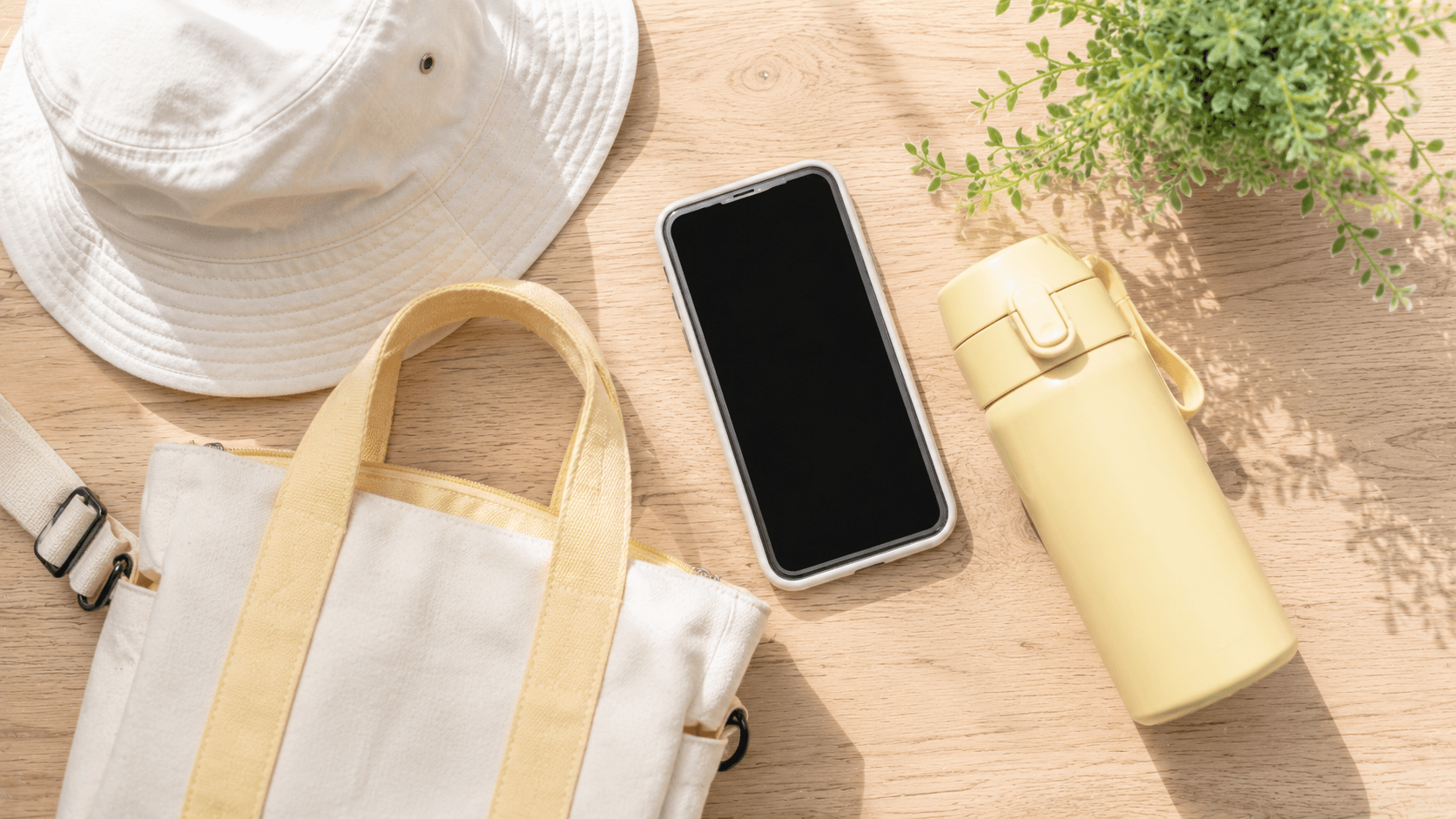 テーマパークのチケットとスマホ、家族のおでかけ準備を並べたイメージ