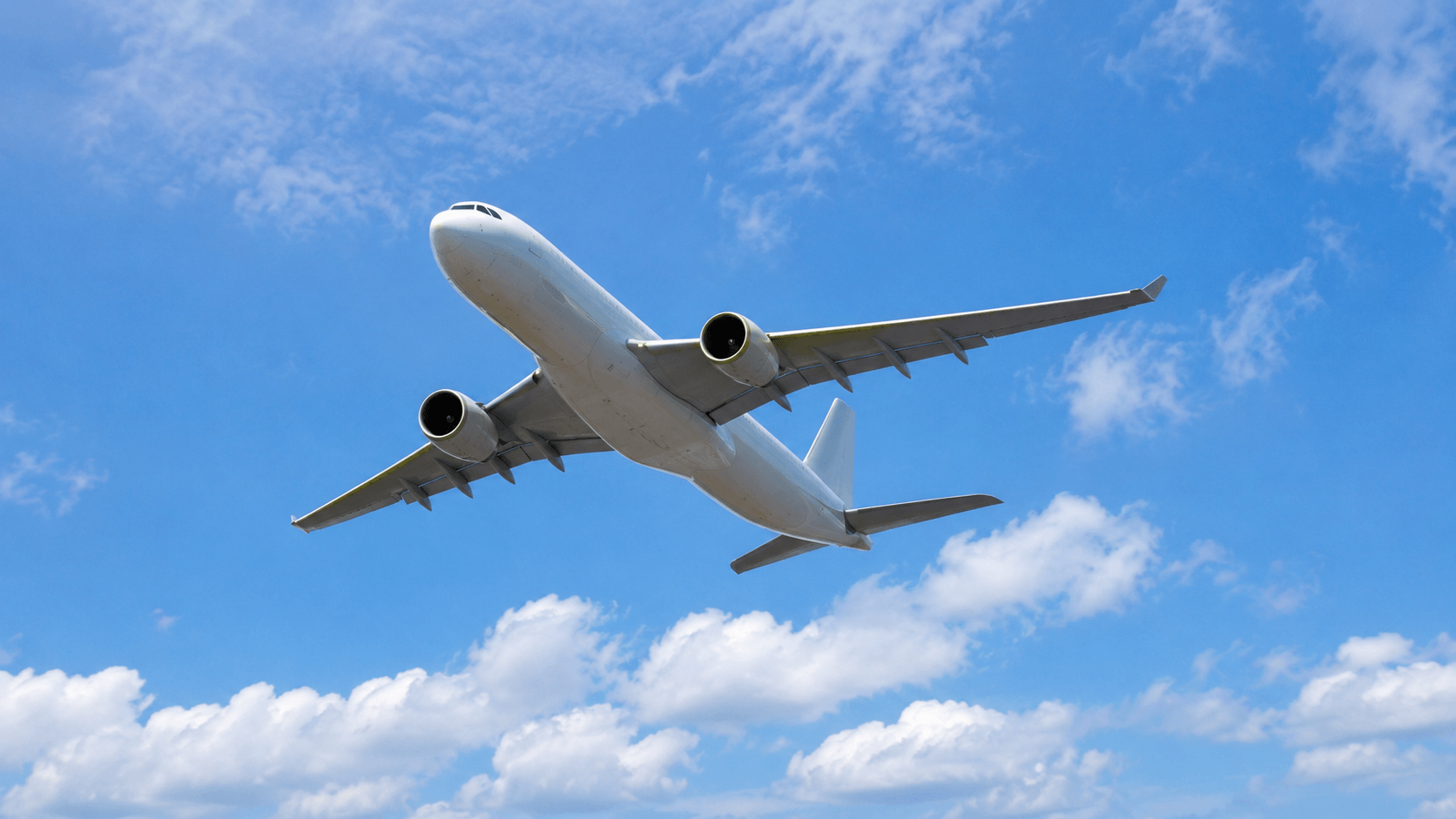 空を飛ぶ旅客機のイメージ