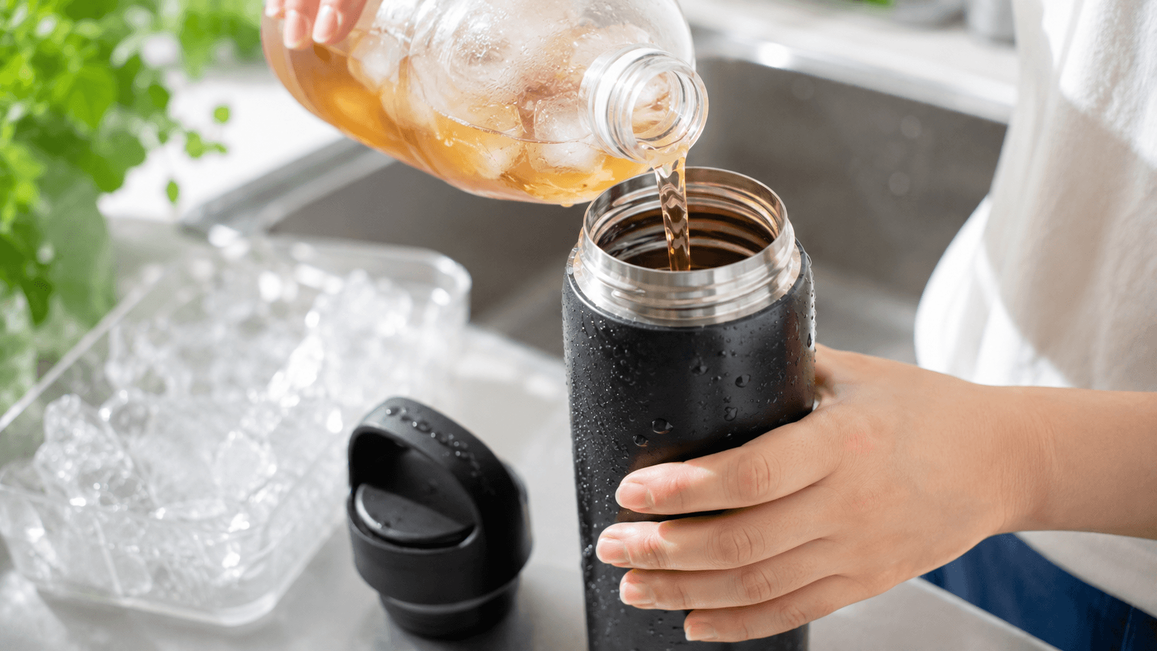 出かける前に水筒へ冷たい飲み物を入れているところ