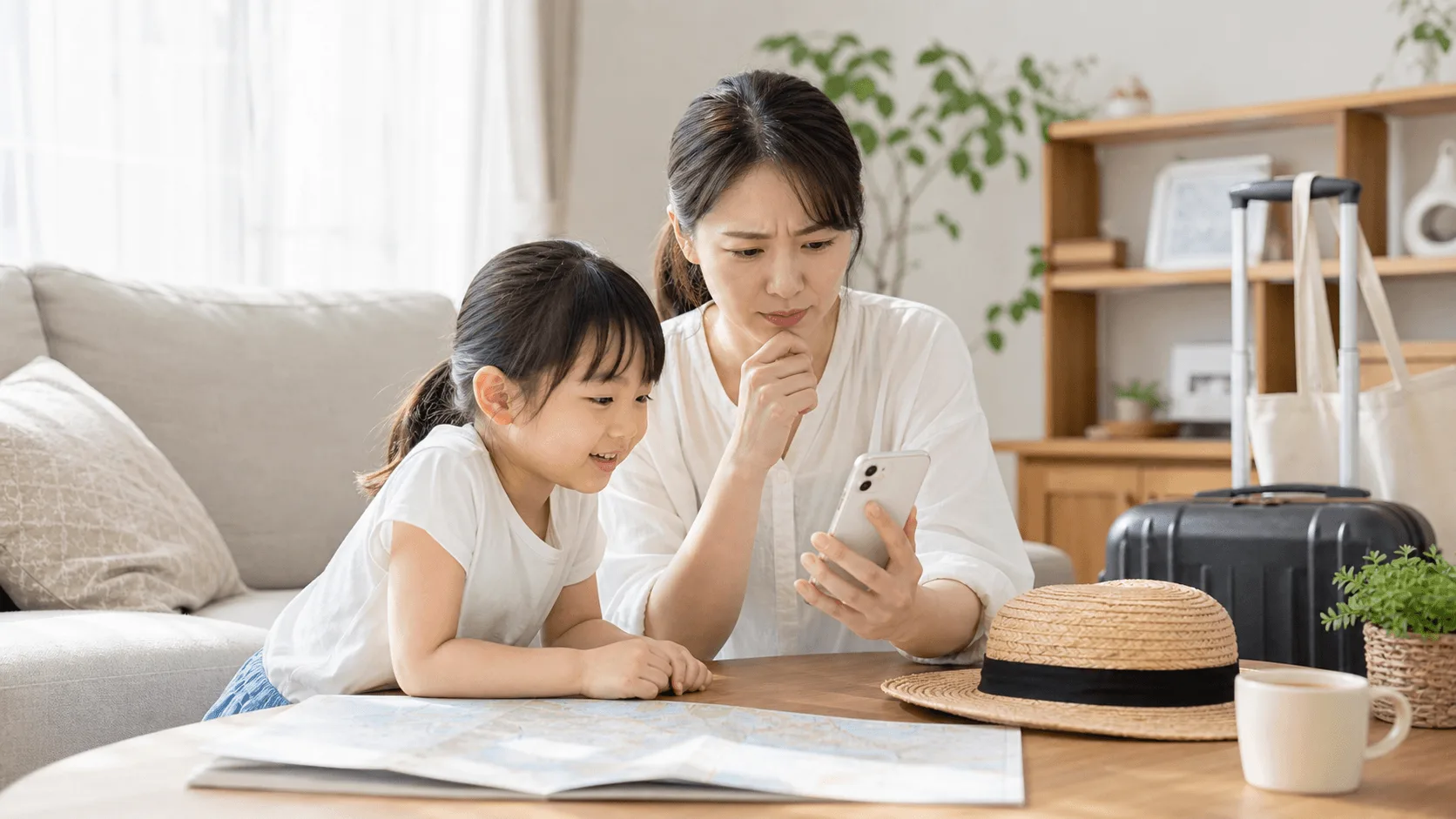 ディズニーチケット売り切れ時にスマホで対処法を調べる家族