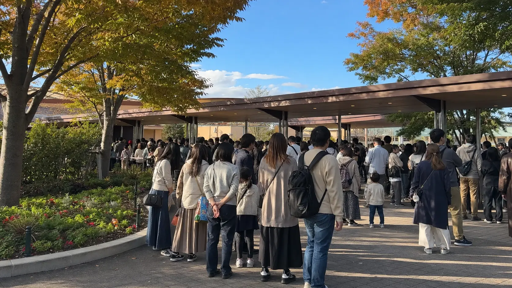 イベント期間の入園ゲート前で、待機列が幾重にも折り返して伸びている様子