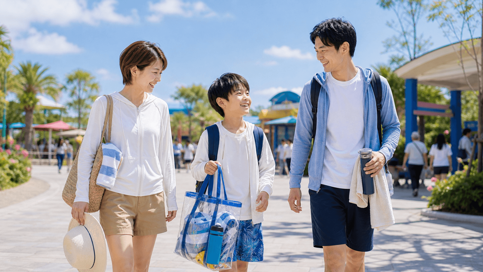 夏空の下、水あそびグッズを入れた透明バッグを持って歩く親子