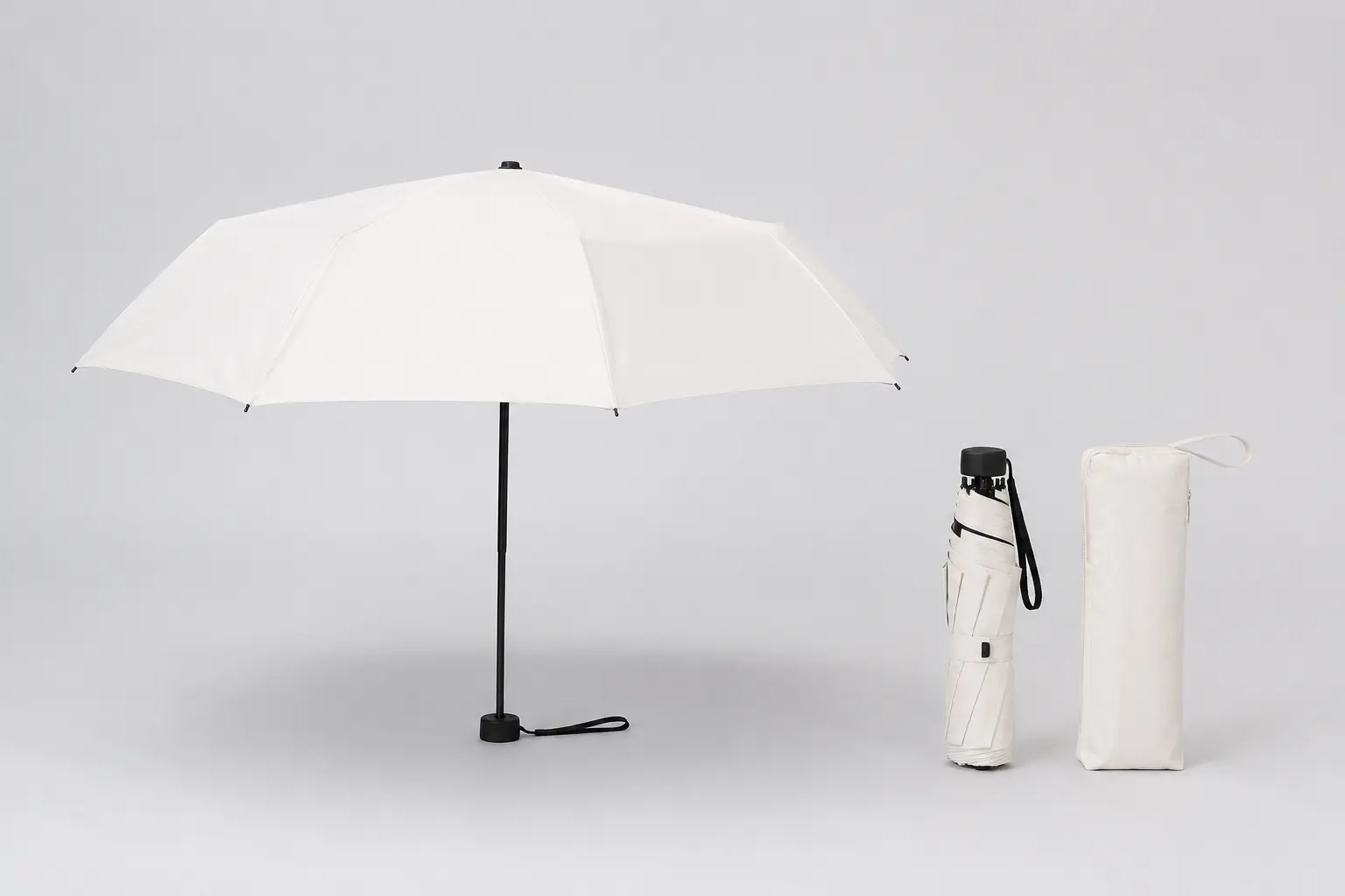 猛暑日に持参した折りたたみ日傘。開いた状態と、畳んで収納ケースに入れた状態の比較