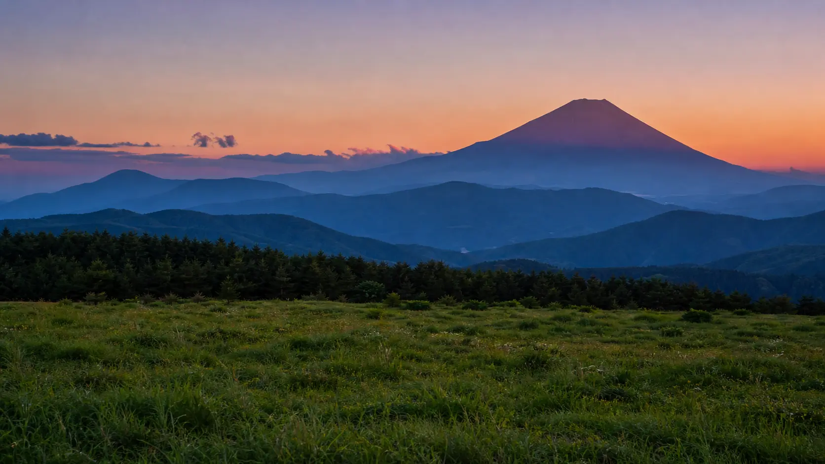 富士急ハイランド 8月 富士山麓の夕方・涼しい高原の風景イメージ