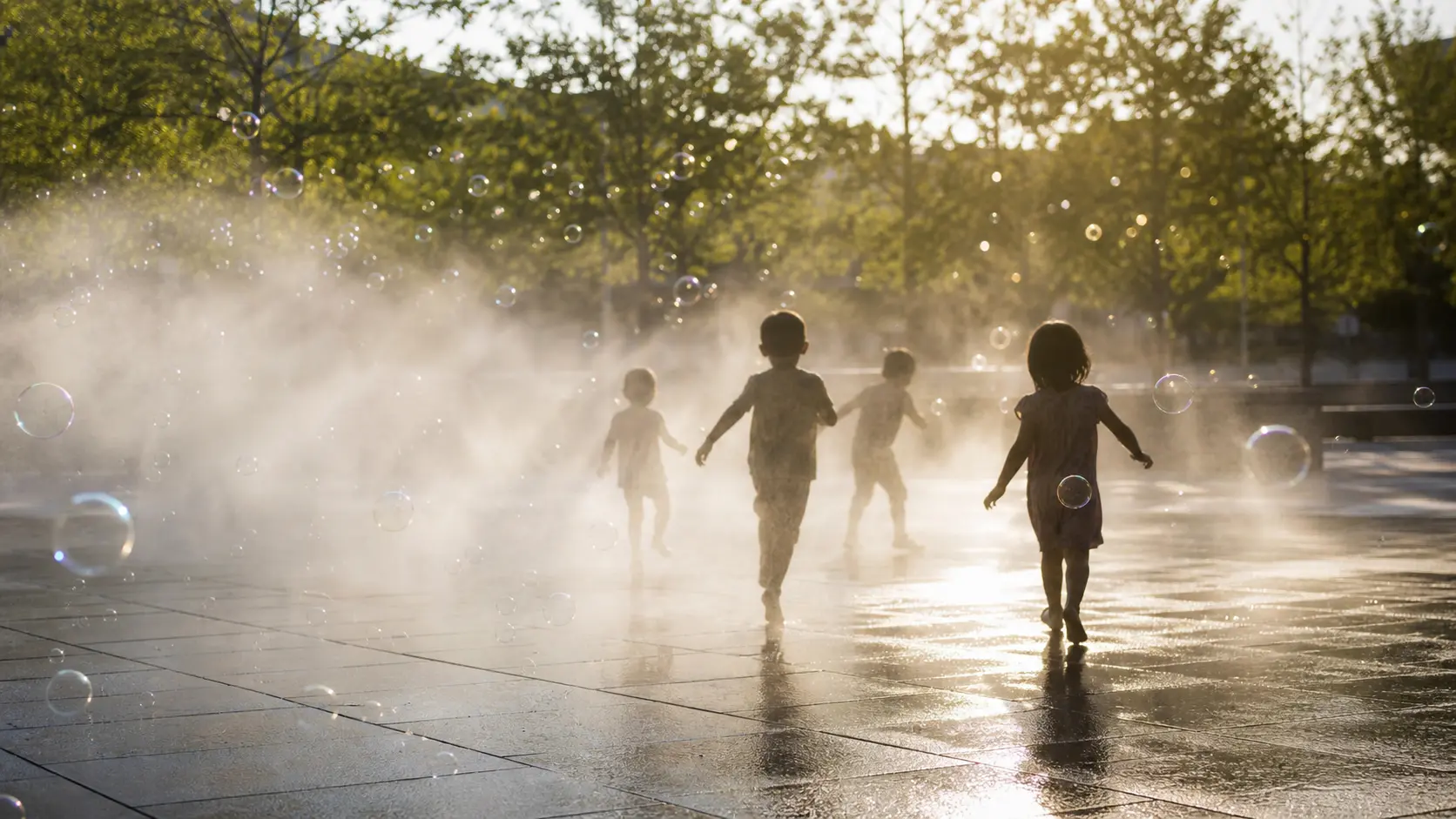 富士急ハイランド 8月 シャボン玉と雲海ミストで涼をとる子どもたちのイメージ