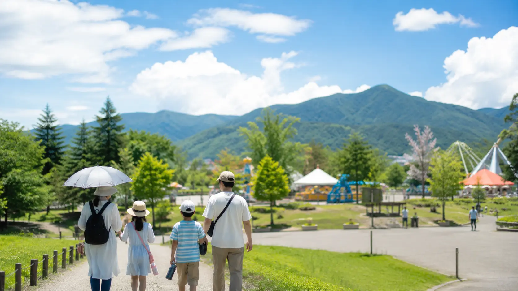 夏の富士山麓のテーマパークで、涼感を意識して過ごす来園者のイメージ