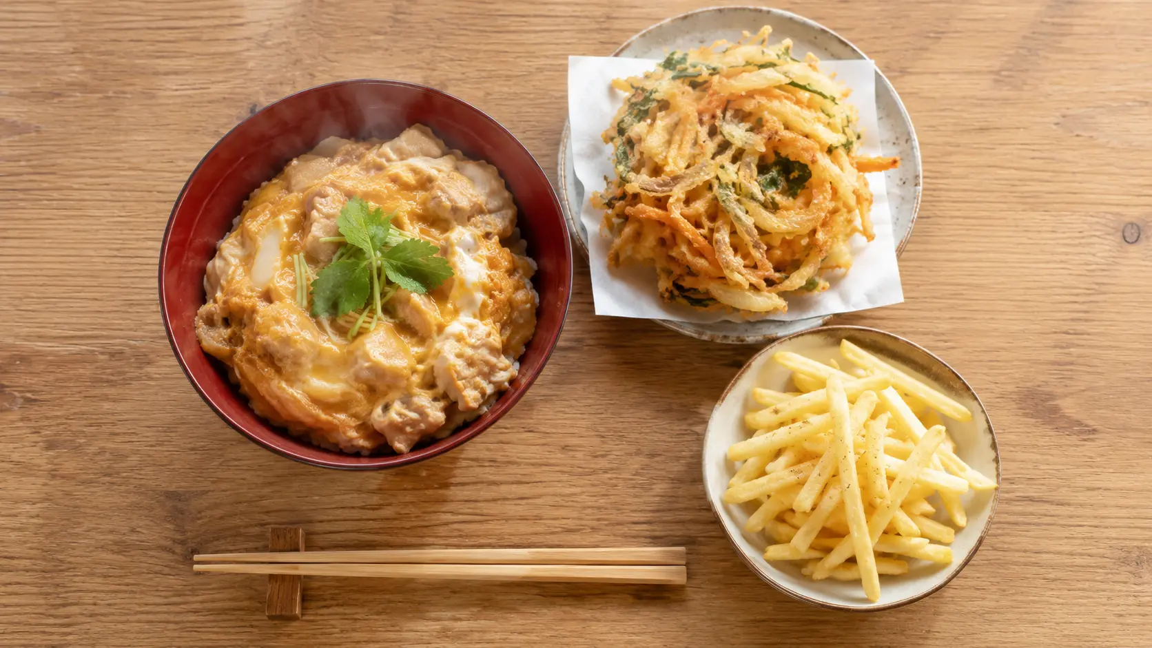 富士急ハイランド 富士そば 限定メニュー 丼と天ぷらの物撮り イメージ