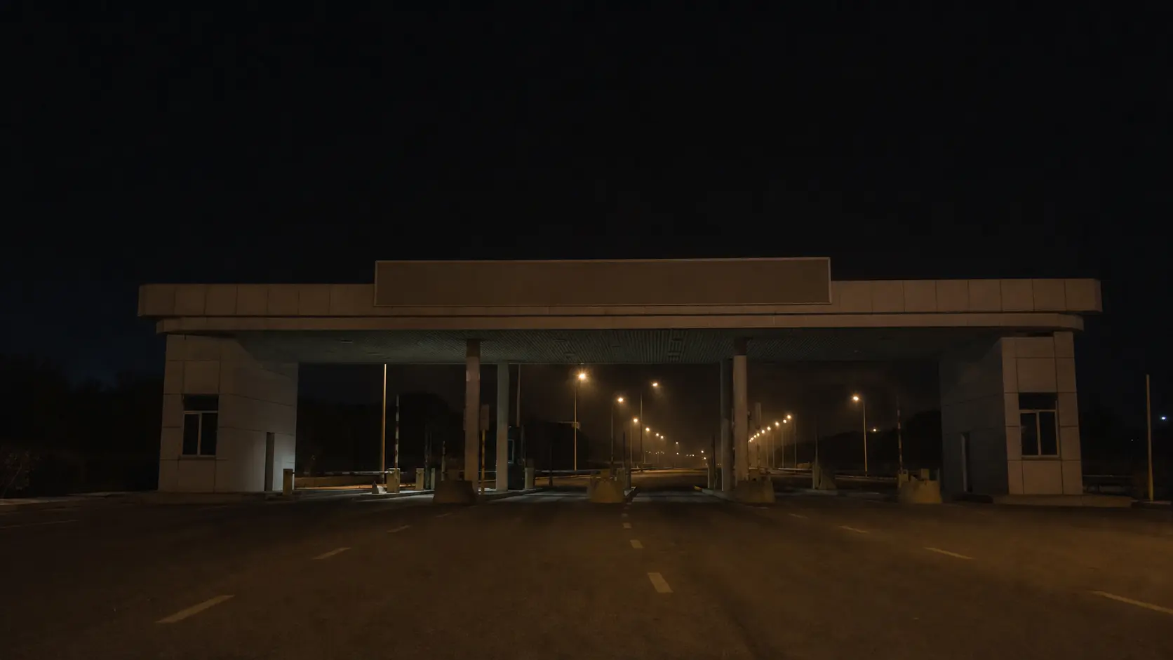高速道路のICと標識のイメージ・夜間の抽象イラスト