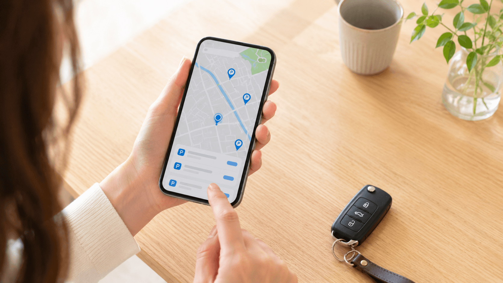 スマートフォンの地図アプリで駐車場の空きを探す手元