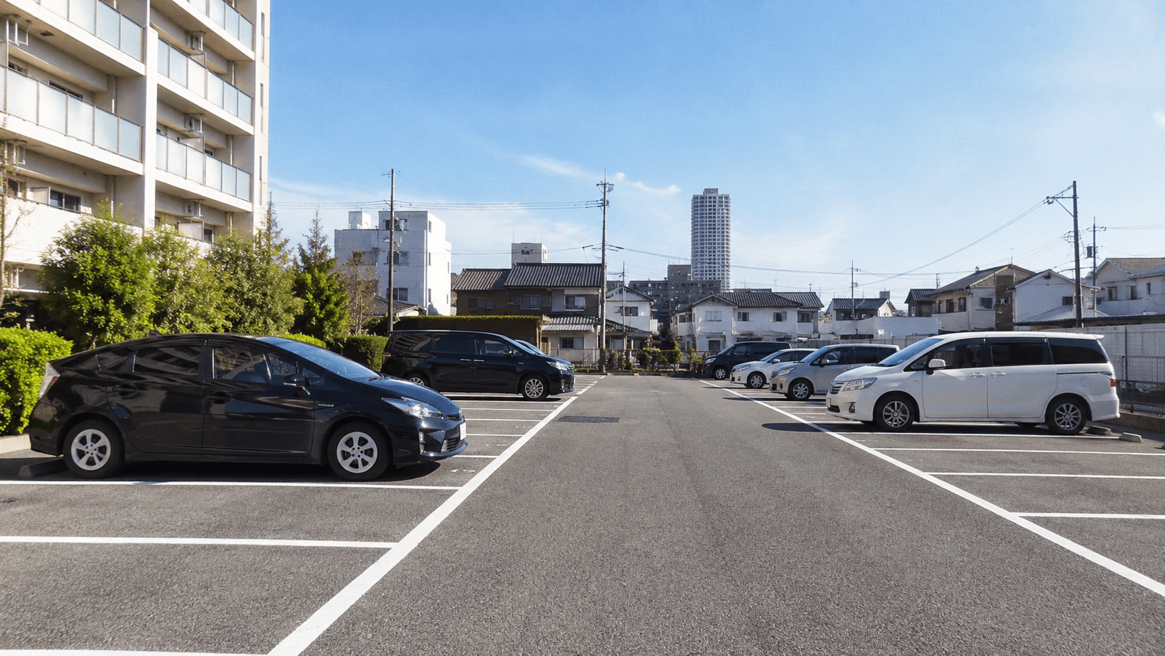 スマートフォンの地図アプリで予約制駐車場の空きを探す手元
