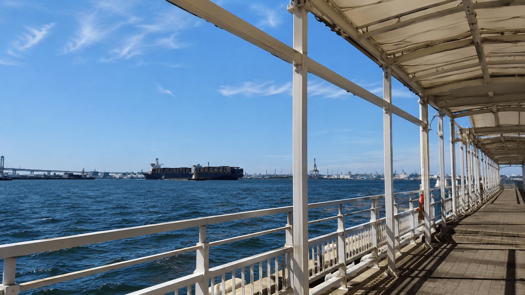 金城ふ頭の海沿いに続く、屋根付きの歩行者デッキ