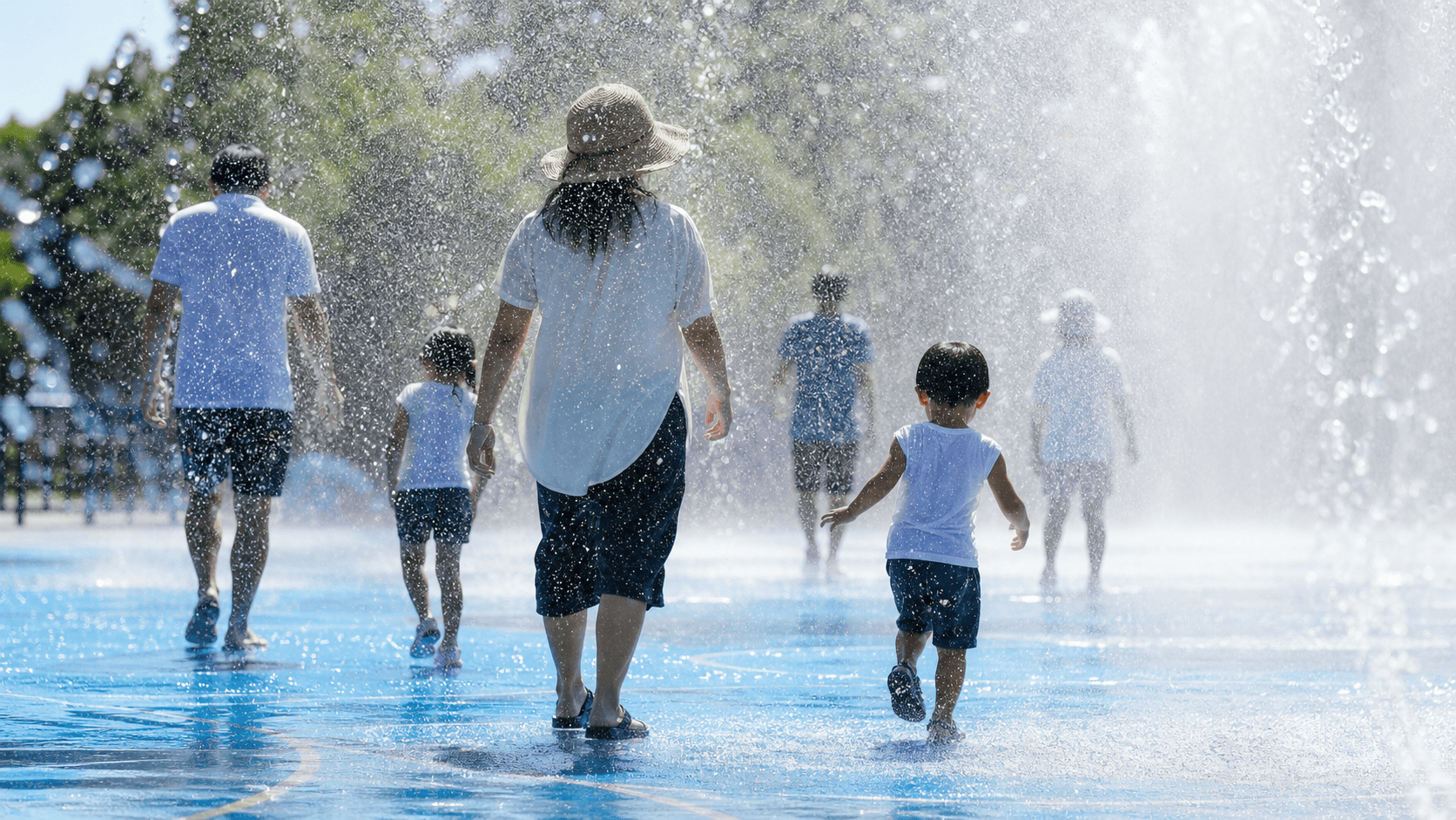 夏の水遊びで涼む人々のシルエットをイメージした写真
