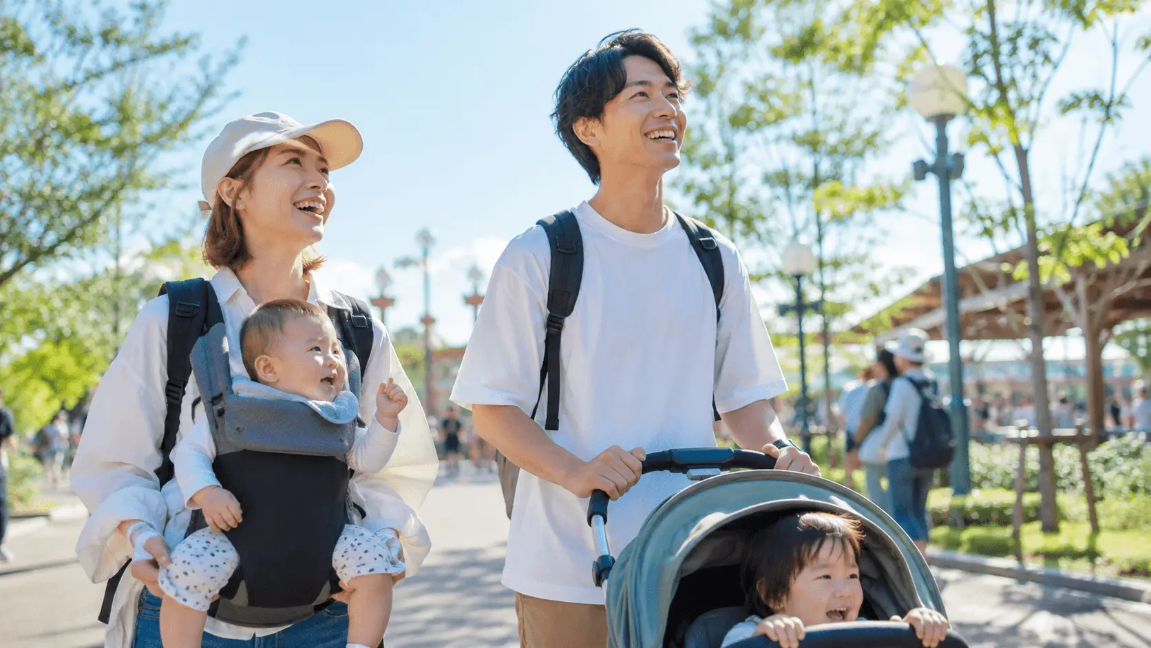 子連れでテーマパークを訪れる家族のイメージ