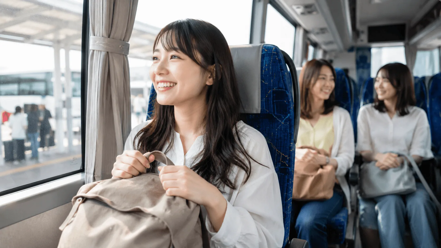 高速バスでおでかけする旅行者のイメージ