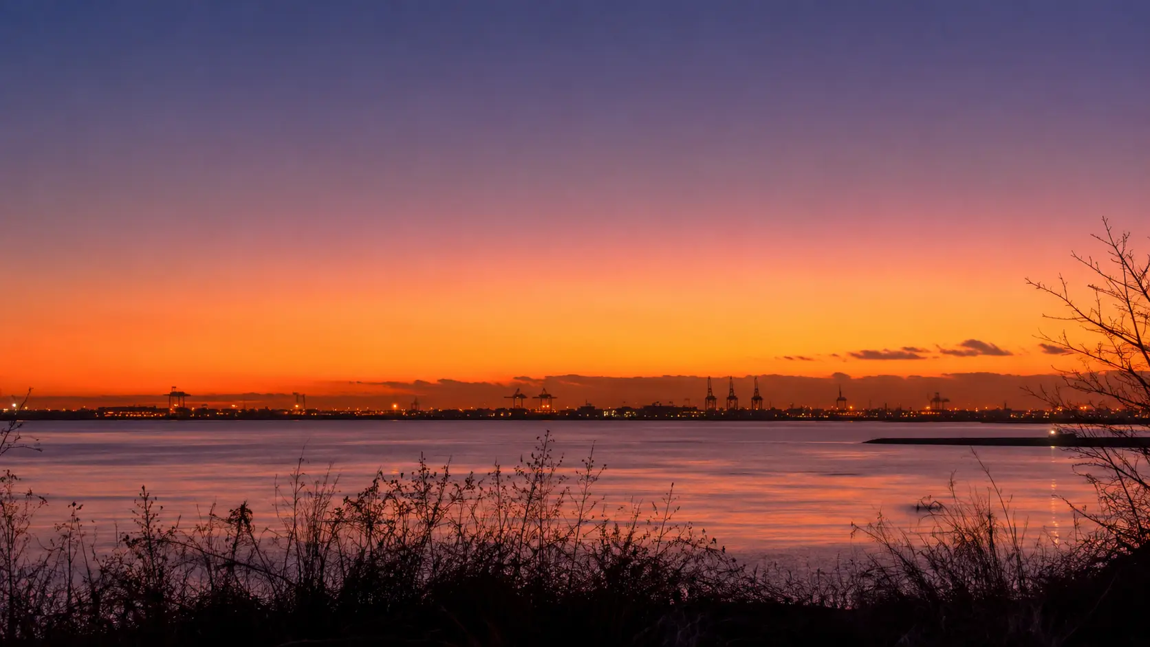初冬の夕暮れ空と湾岸エリアを遠くから望む静かな風景