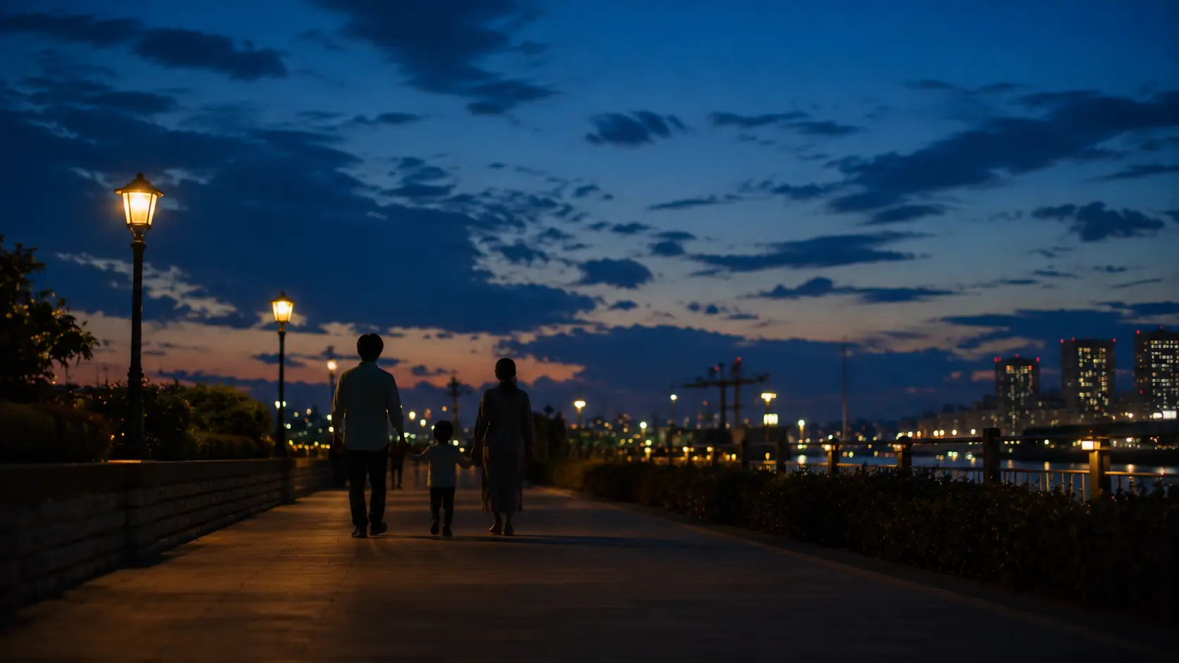 初秋の夜空と家族連れの後ろ姿のシルエット遠景