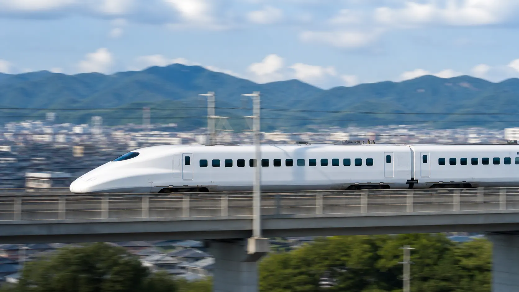 高速で走る新幹線型の列車のイメージ